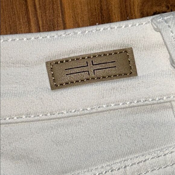 Liverpool Hannah Crop Flare White Pants - Picture 6 of 9